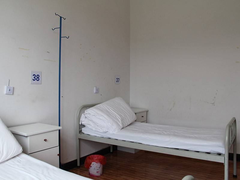 夜查房碰到患者家屬亂睡病床怎么辦？