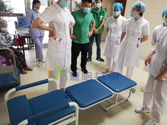 共享陪護床（坐椅）收攏為坐椅、拉開成躺床