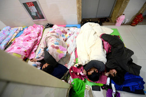 醫(yī)院打地鋪會傷害健康，有了共享陪護床就不用再打地鋪了！